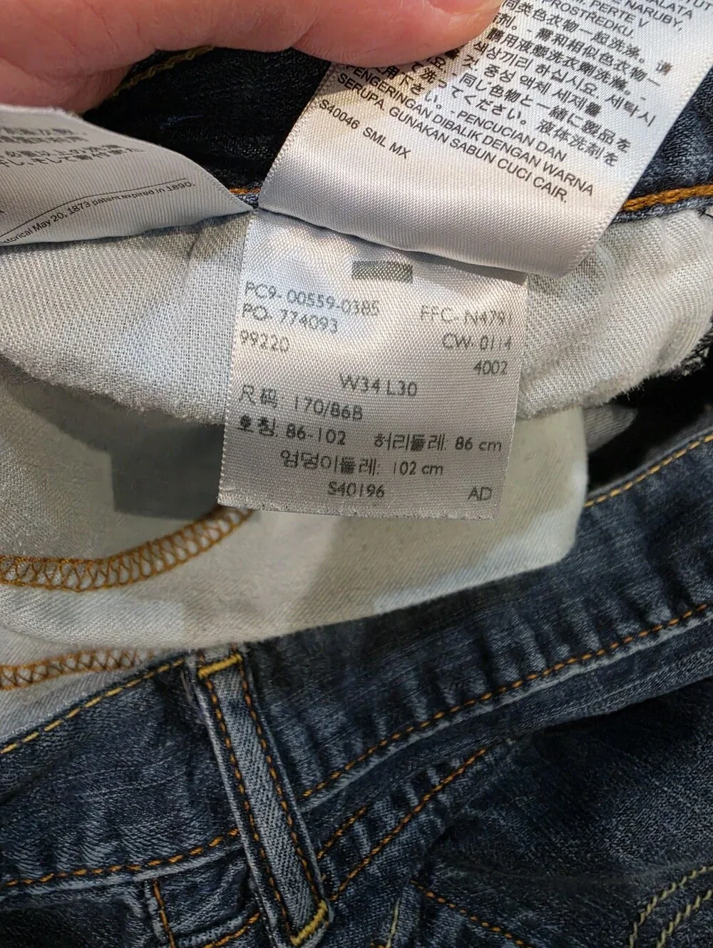 Levi's 559 Relaxed Straight men's jeans in size W34 L30.Classic medium blue wa
